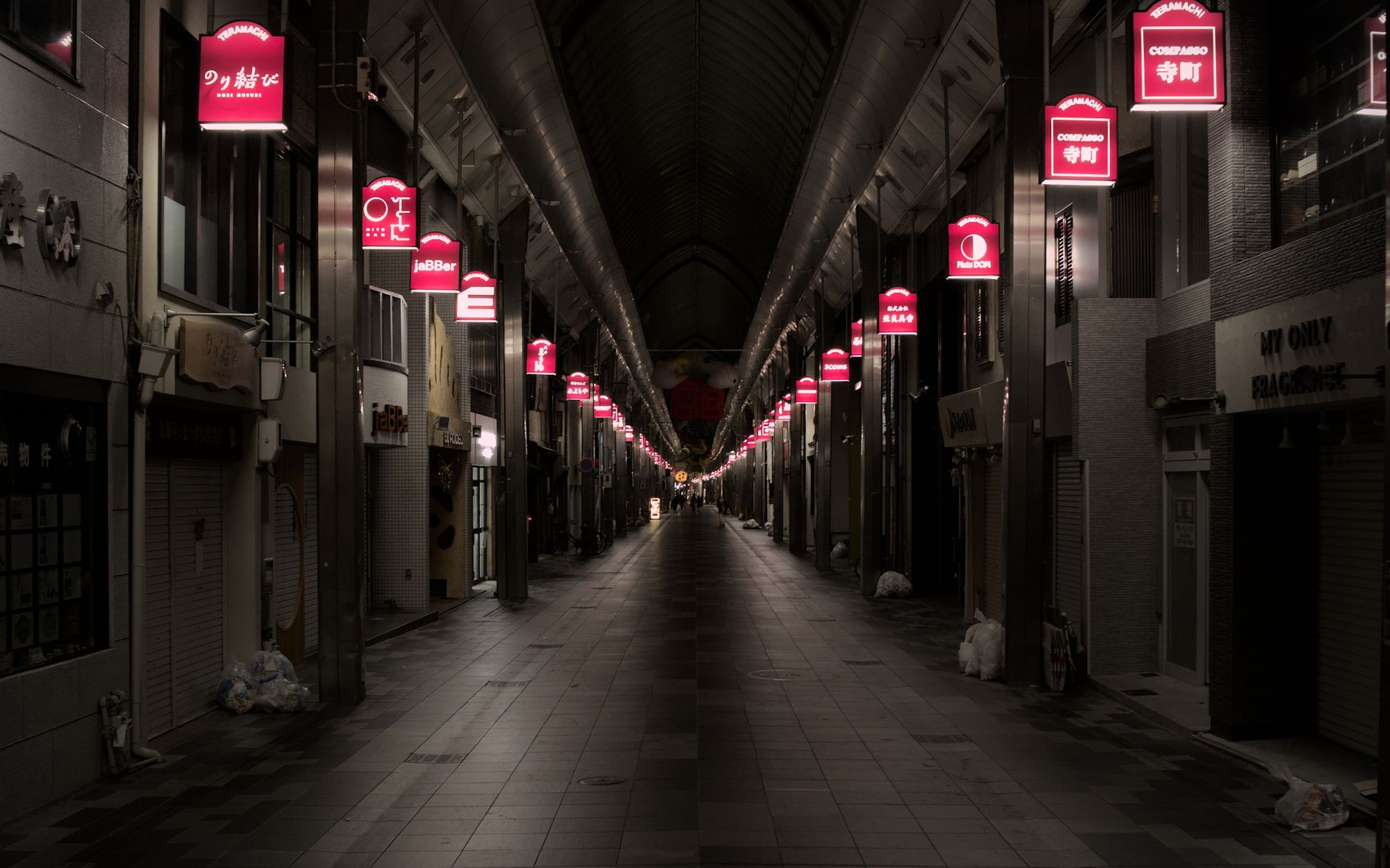 アーケード商店街の夕方の通りと歩く人