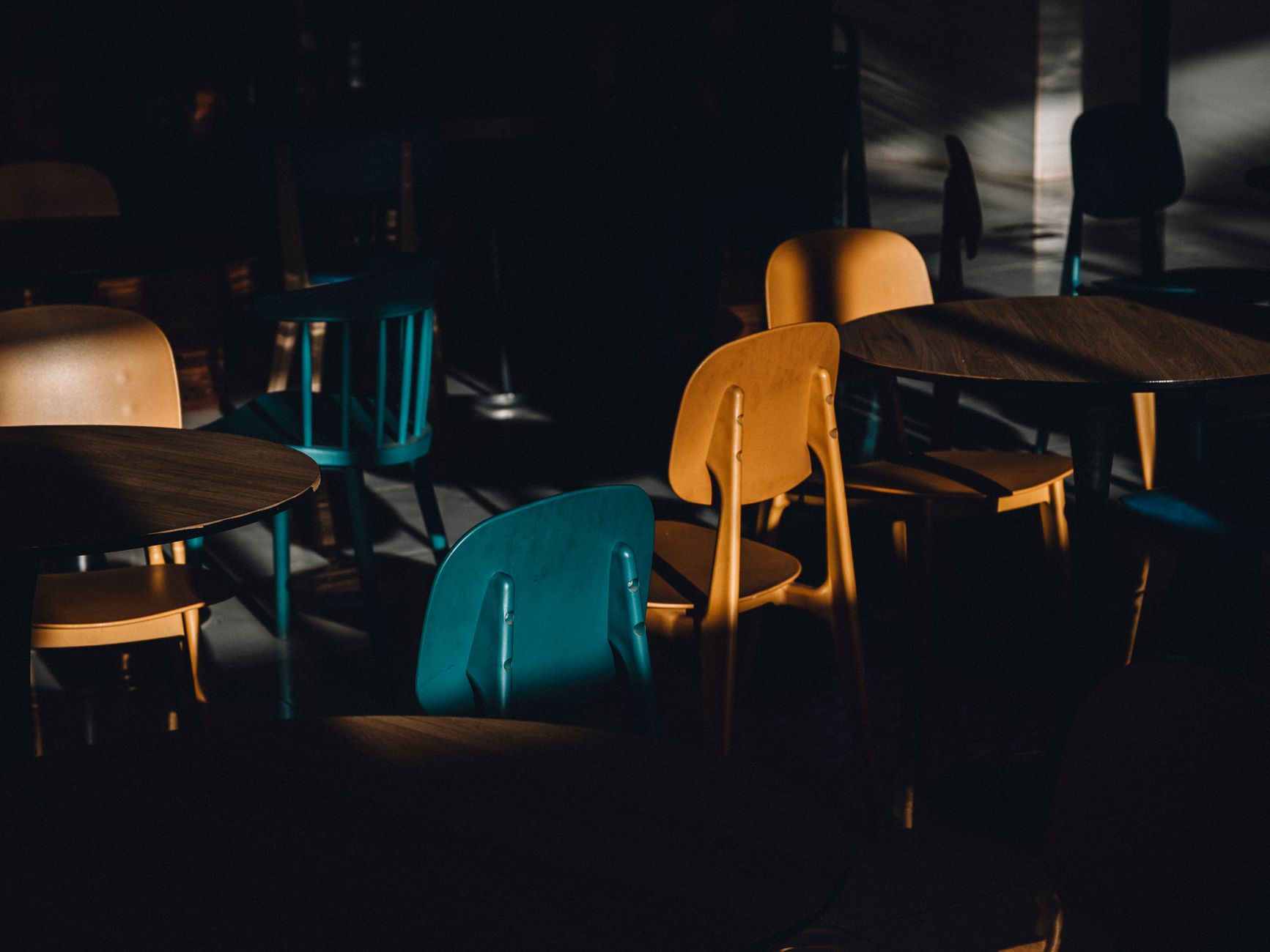 暗い照明の落ち着いたカフェの店内