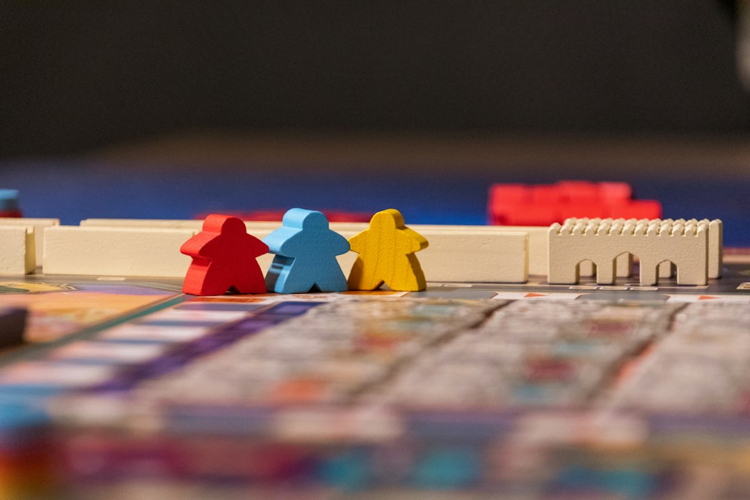 テーブルに広げられたボードゲーム