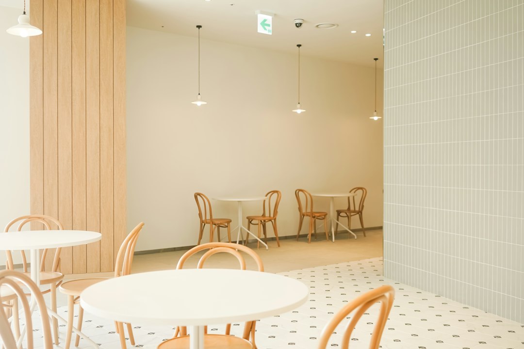 明るいカフェの店内とテーブル席