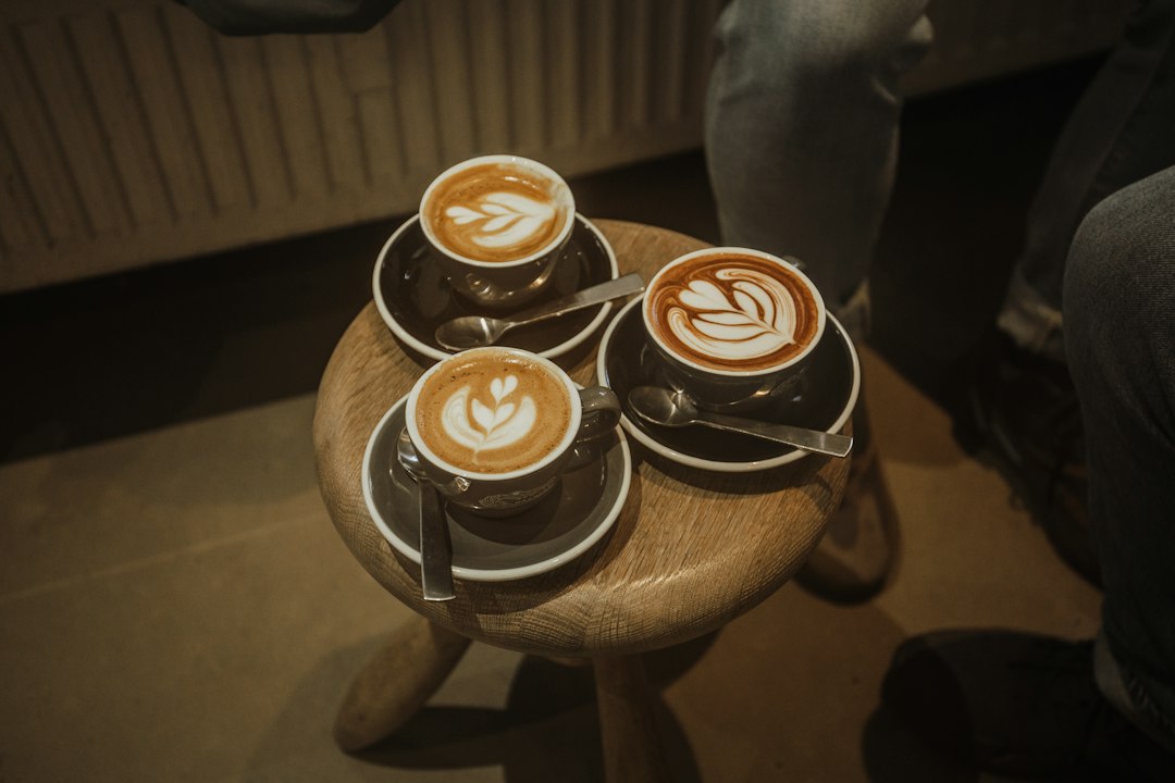 カフェで談笑する風景