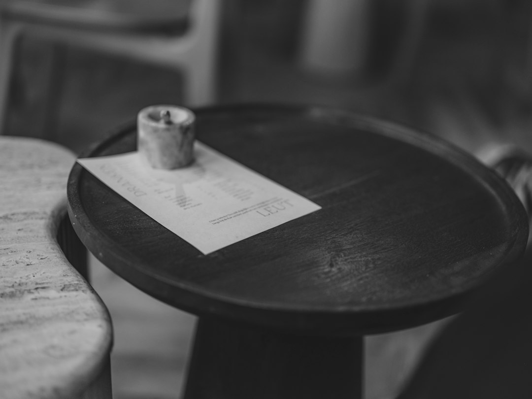 伝票とカップが置かれたカフェのテーブル