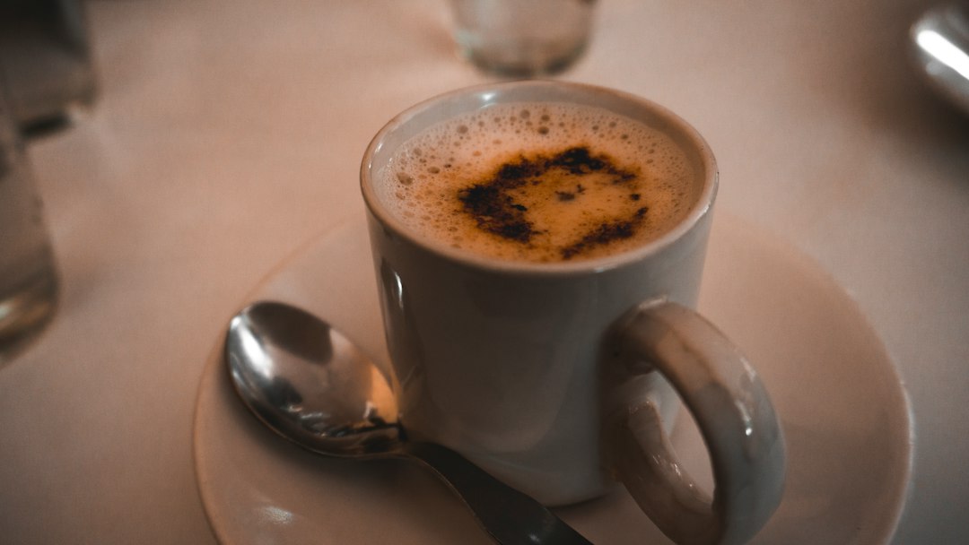 テーブルのコーヒーカップと落ち着いた店内
