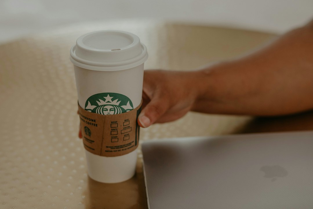 テーブルのコーヒーカップと落ち着いた店内