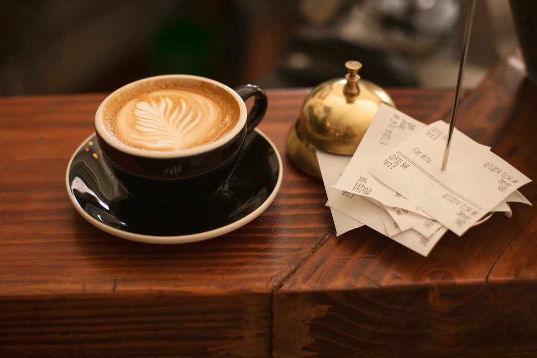 テーブルに置かれたコーヒーカップと伝票