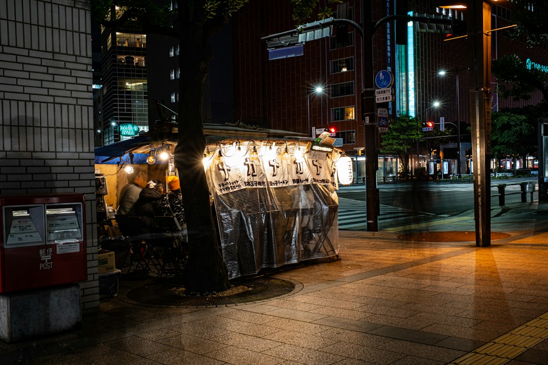 夜の繁華街の交差点と街灯