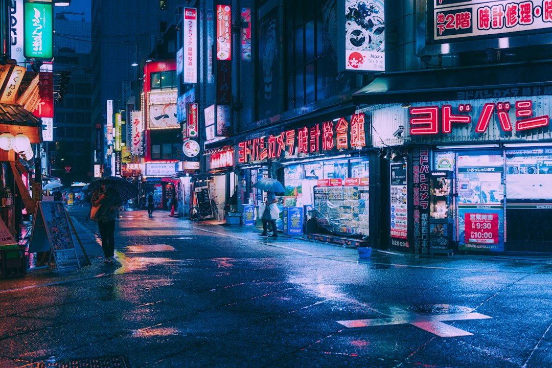 夜の繁華街のネオンサインとビルの灯り
