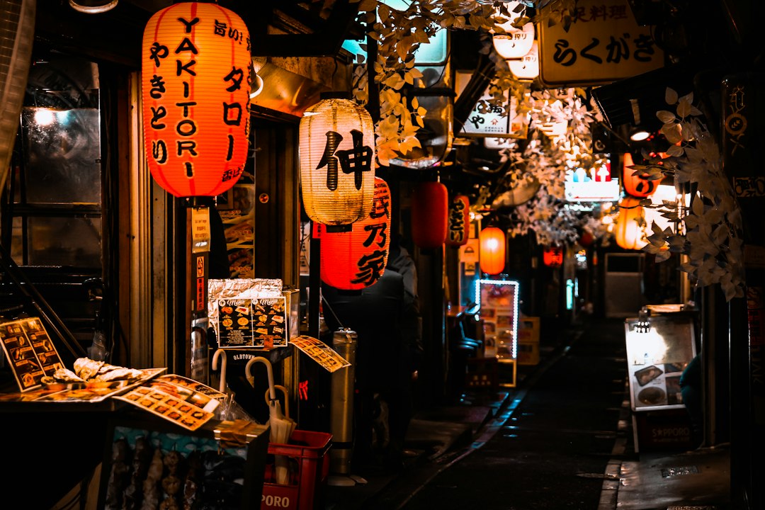 細い路地に並ぶ飲食店の提灯と看板