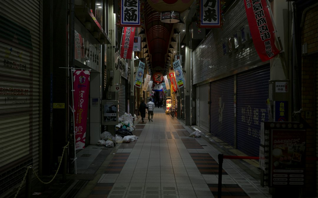 夕暮れの商店街のアーケード