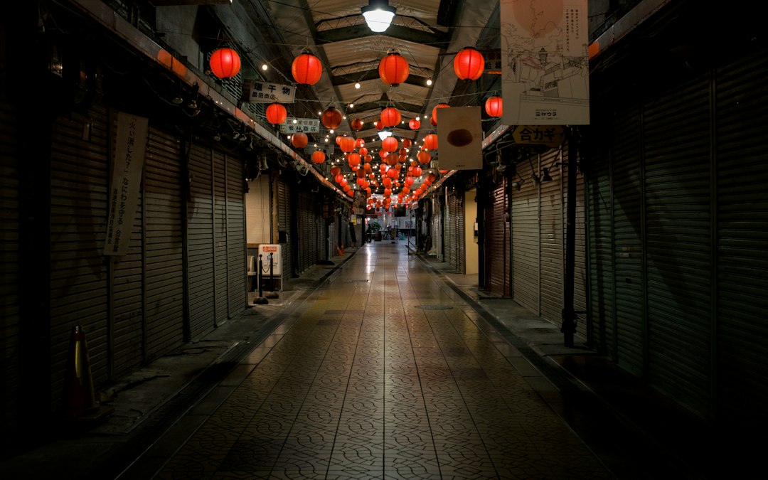 アーケード商店街の夜景