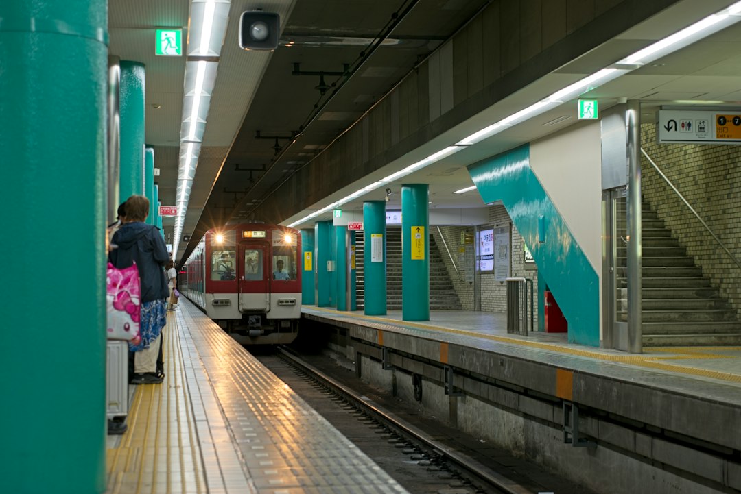 駅の出口と街の案内表示