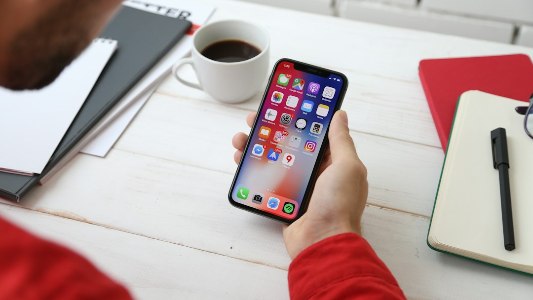 スマートフォンで求人を探す人