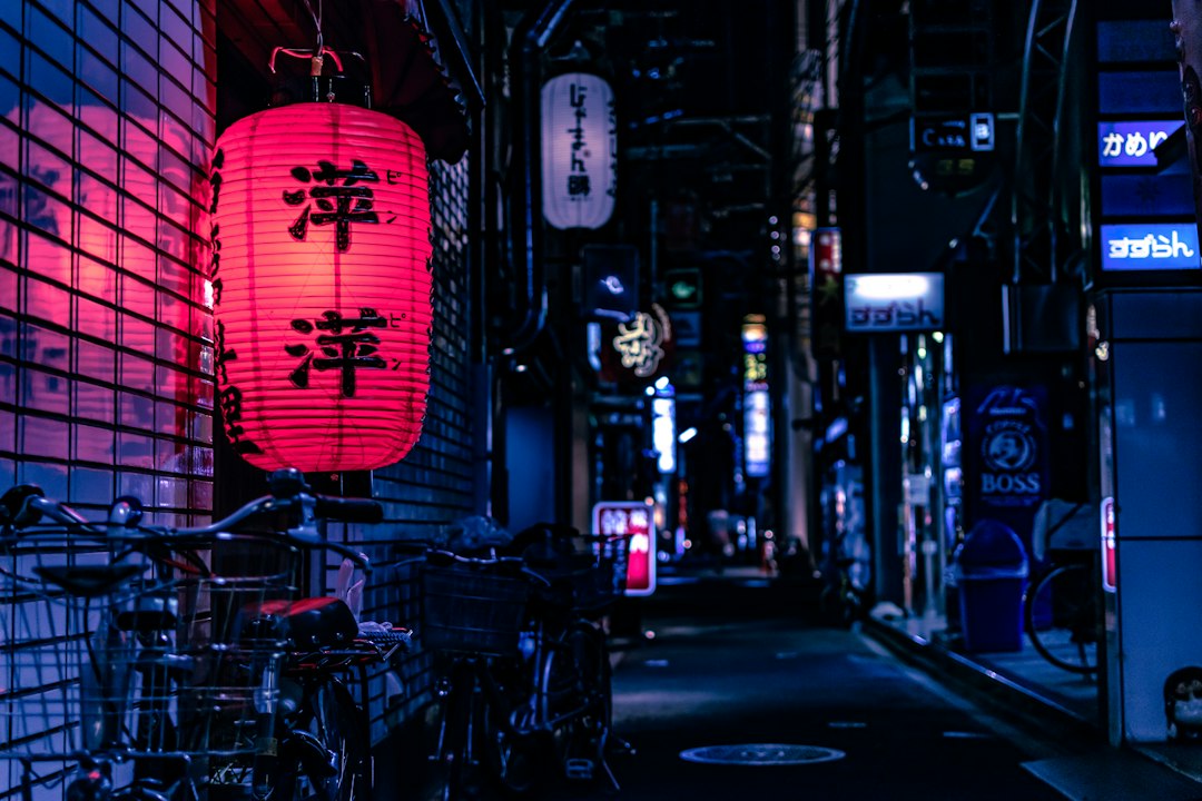 夜の繁華街の通りとあかり