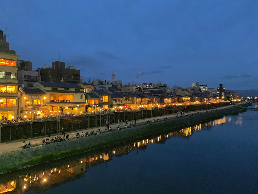 夜の京都の繁華街と川沿いの明かり