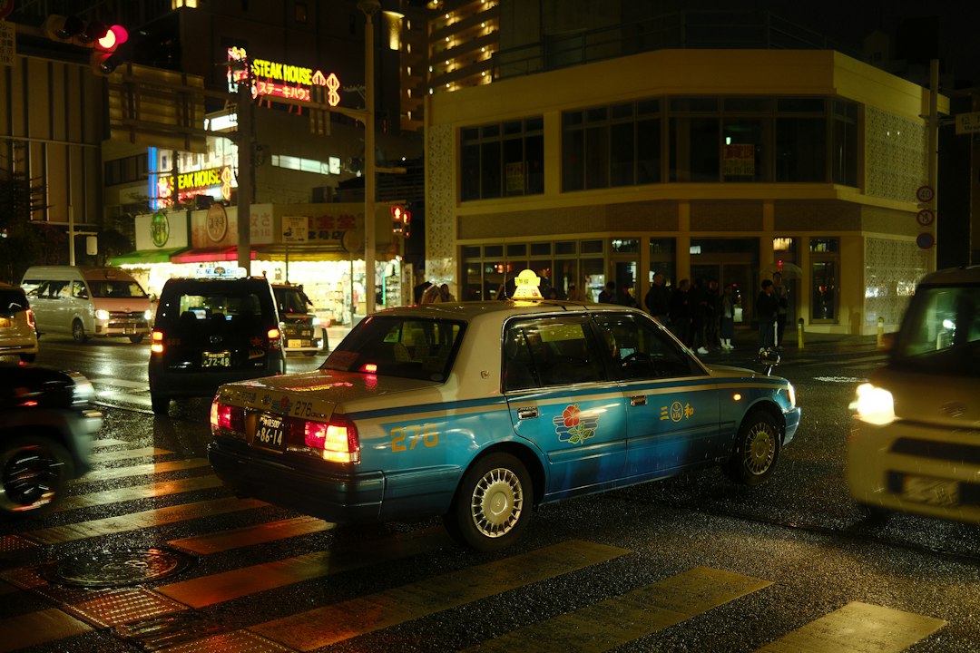 夜の沖縄の街並みと居酒屋の明かり