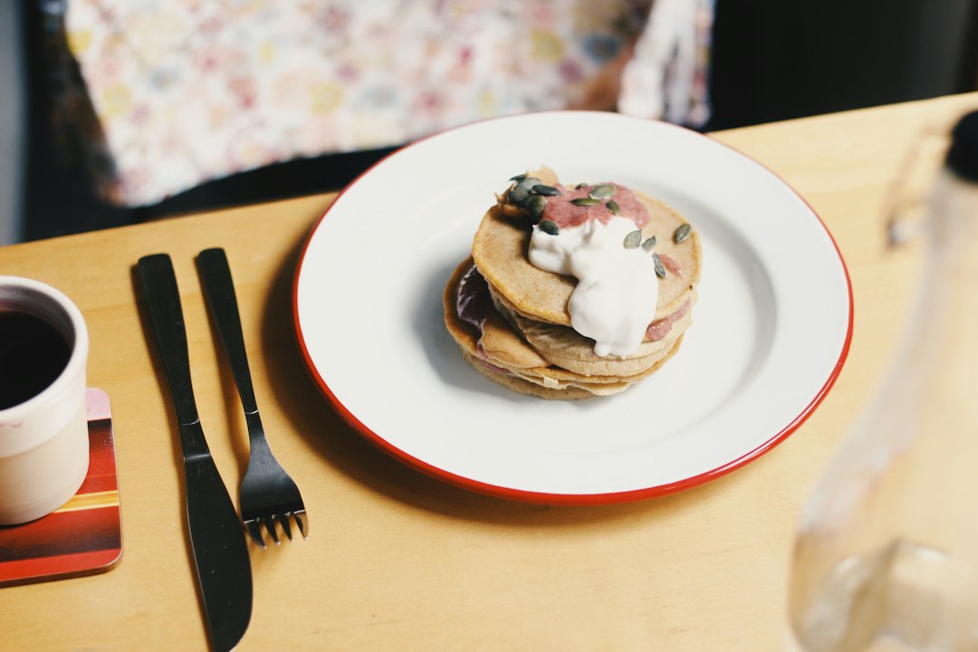可愛らしいパンケーキとドリンクのテーブル