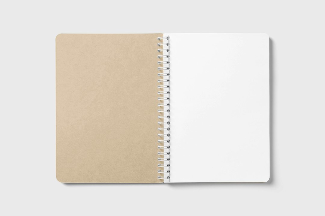 ノートに予定を書き込む手元