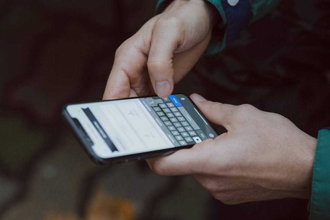 スマホを使って遊ぶ様子