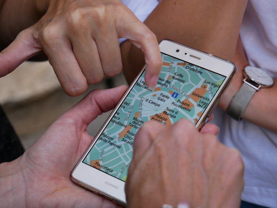 スマホで地図を見る旅行者